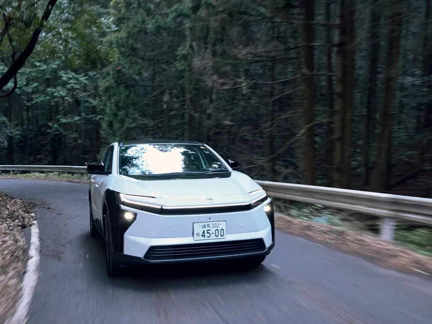 自然の中を走る白いTOYOTA bZ4X