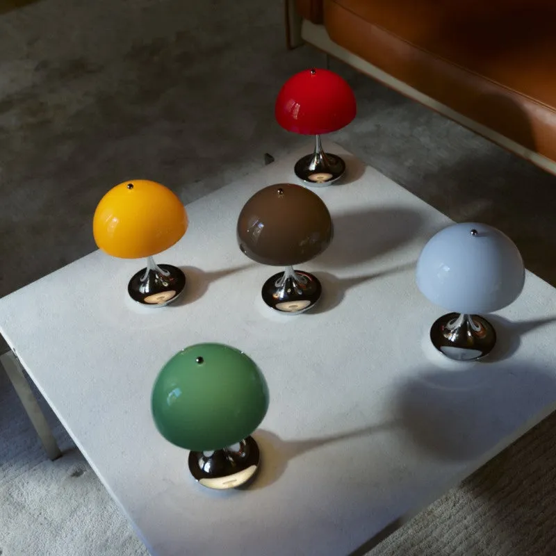 5つのカラフルなキノコ型のランプ