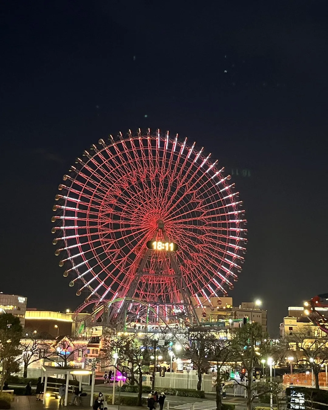 夜の観覧車がライトアップされている写真