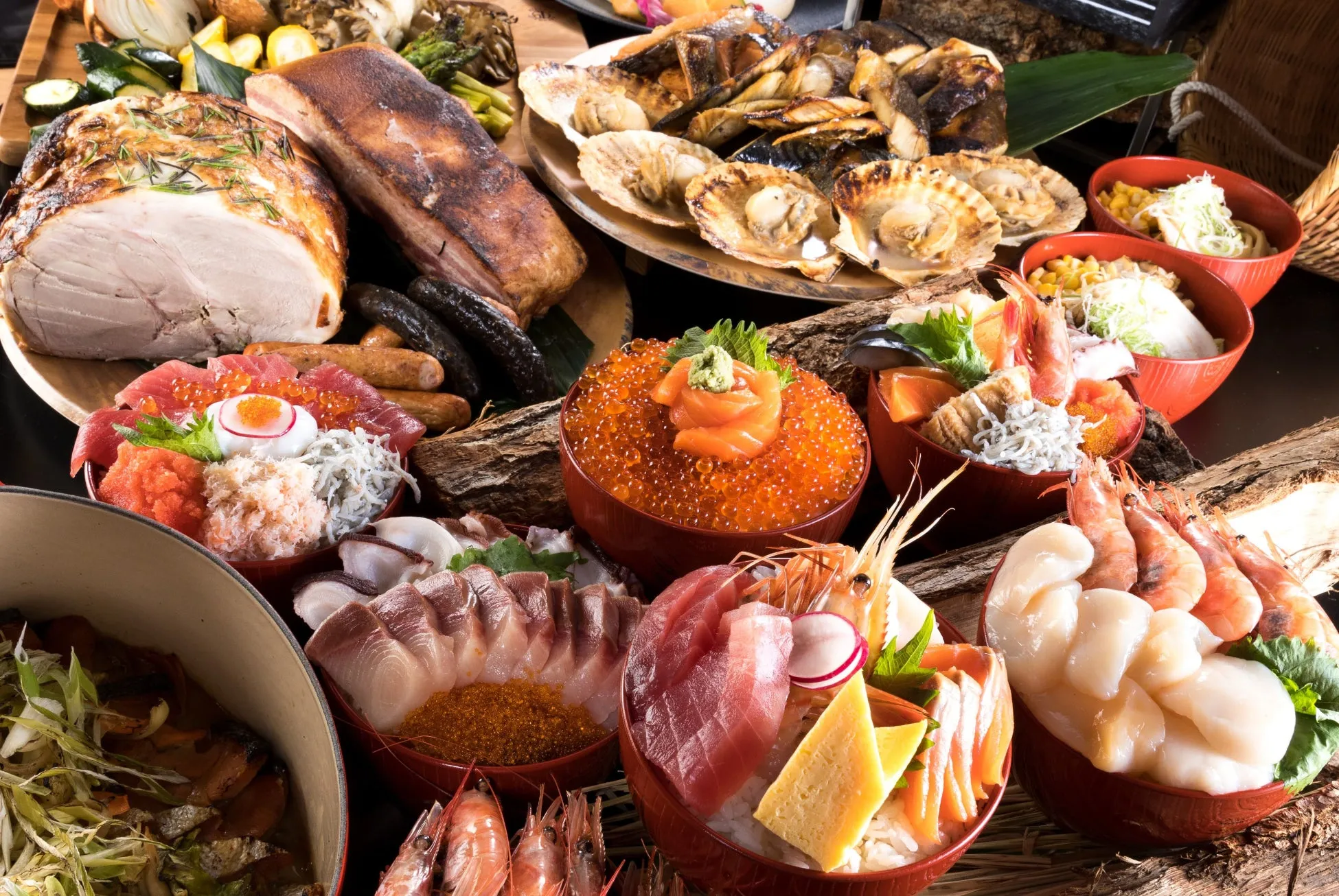 様々な海の幸と山の幸が盛り付けられた豪華な料理の数々。新鮮な魚介類や彩り豊かな食材が食欲をそそる。高級感あふれる食卓。