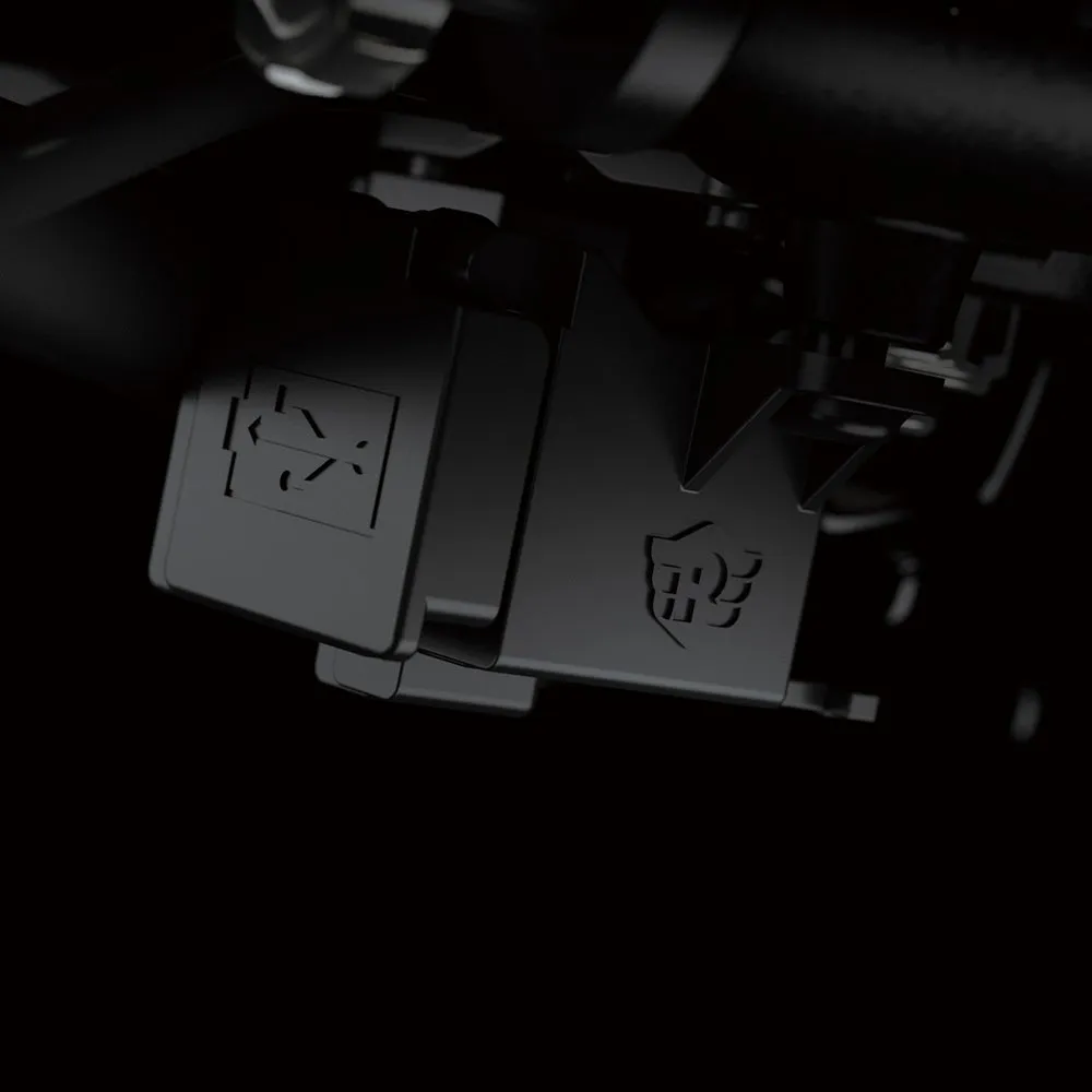 黒い部品のクローズアップ画像。部品には模様が刻まれている。