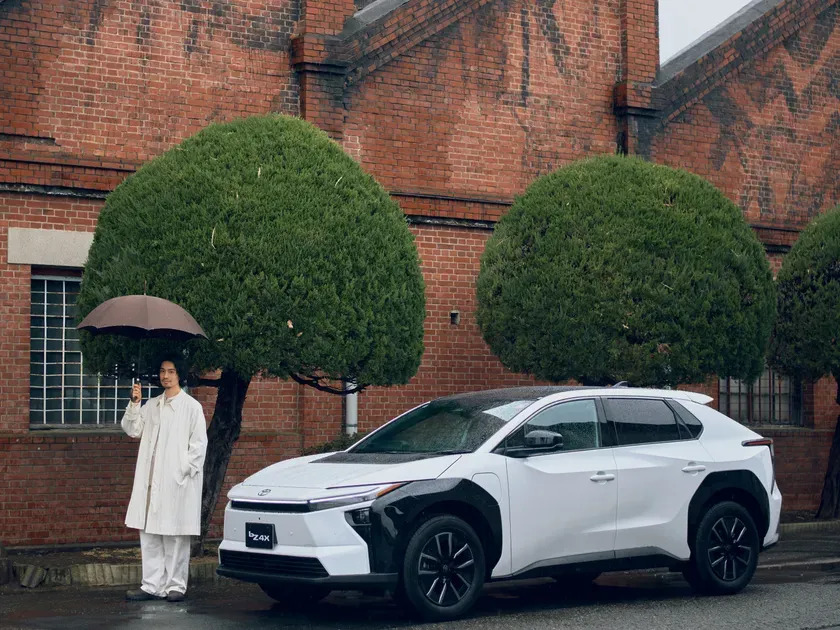 雨の中、静かに佇むbZ4Xと斎藤工さん。旅の始まりを感じさせます。