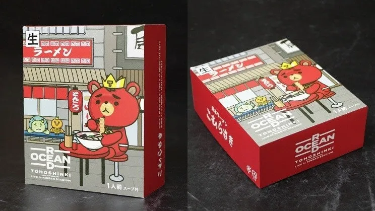 赤い熊のキャラクターがラーメンを食べているイラストが描かれた商品のパッケージ