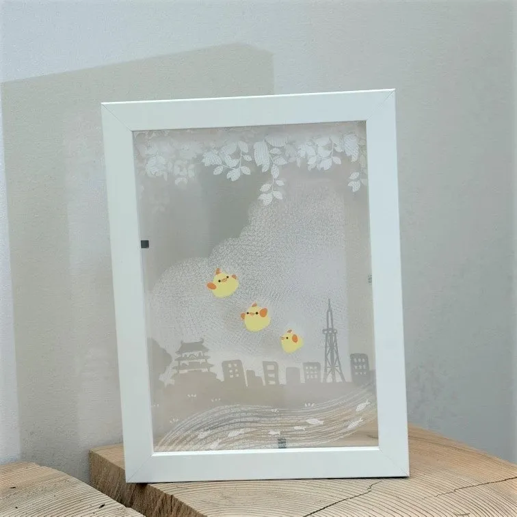 桜の模様と街並み、小鳥のイラストが描かれたアート作品