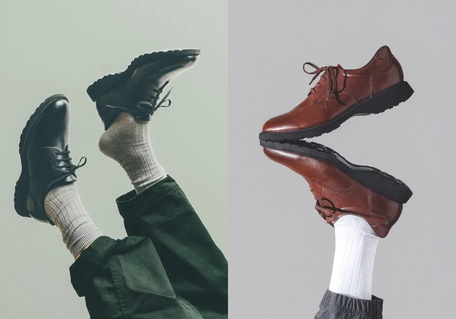 男性が履いている2足の革靴を写した写真。