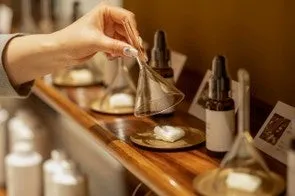 手元で香りを調合するような様子。丁寧なものづくりの姿勢を感じます