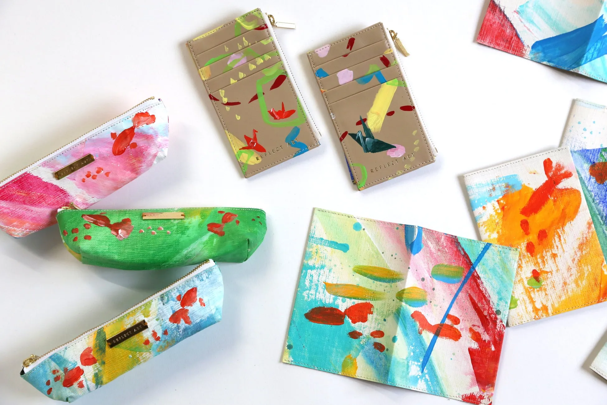 様々なデザインのポーチとカードケース