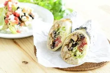 ブリトーとサラダ