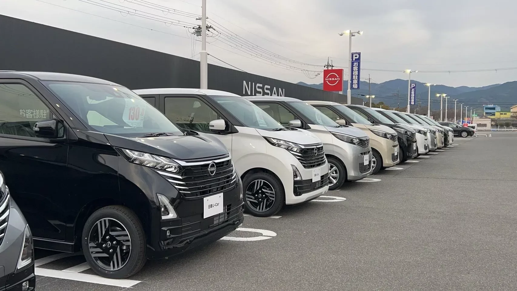 日産の車が並んでいる駐車場