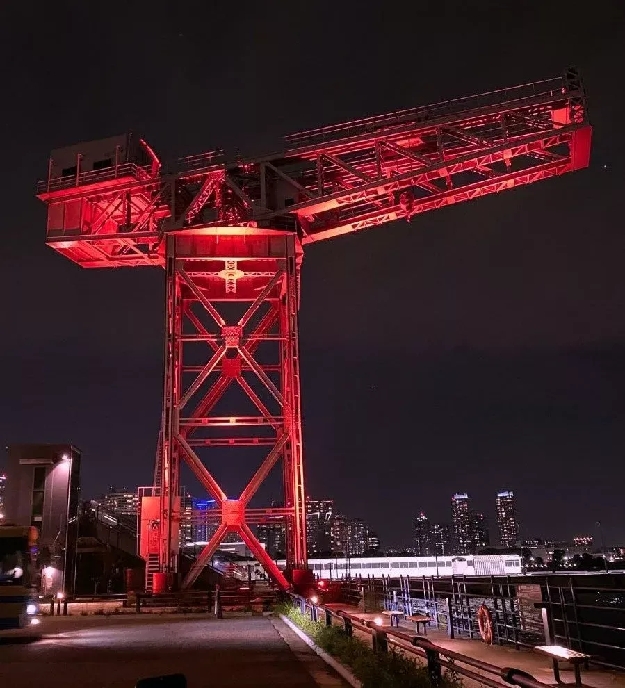 夜のライトアップされた赤いクレーン