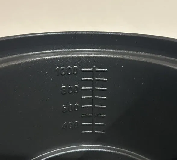 黒い容器の目盛りのクローズアップ