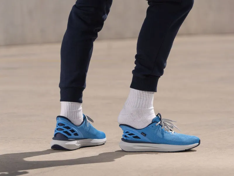 青いランニングシューズの足元
