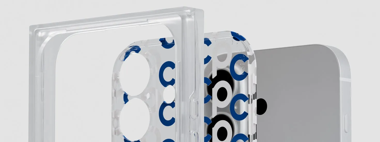 透明なケースに入ったiPhoneと、ケースのアップ。ケースには、青色の「C」の文字がパターンとしてプリントされています。