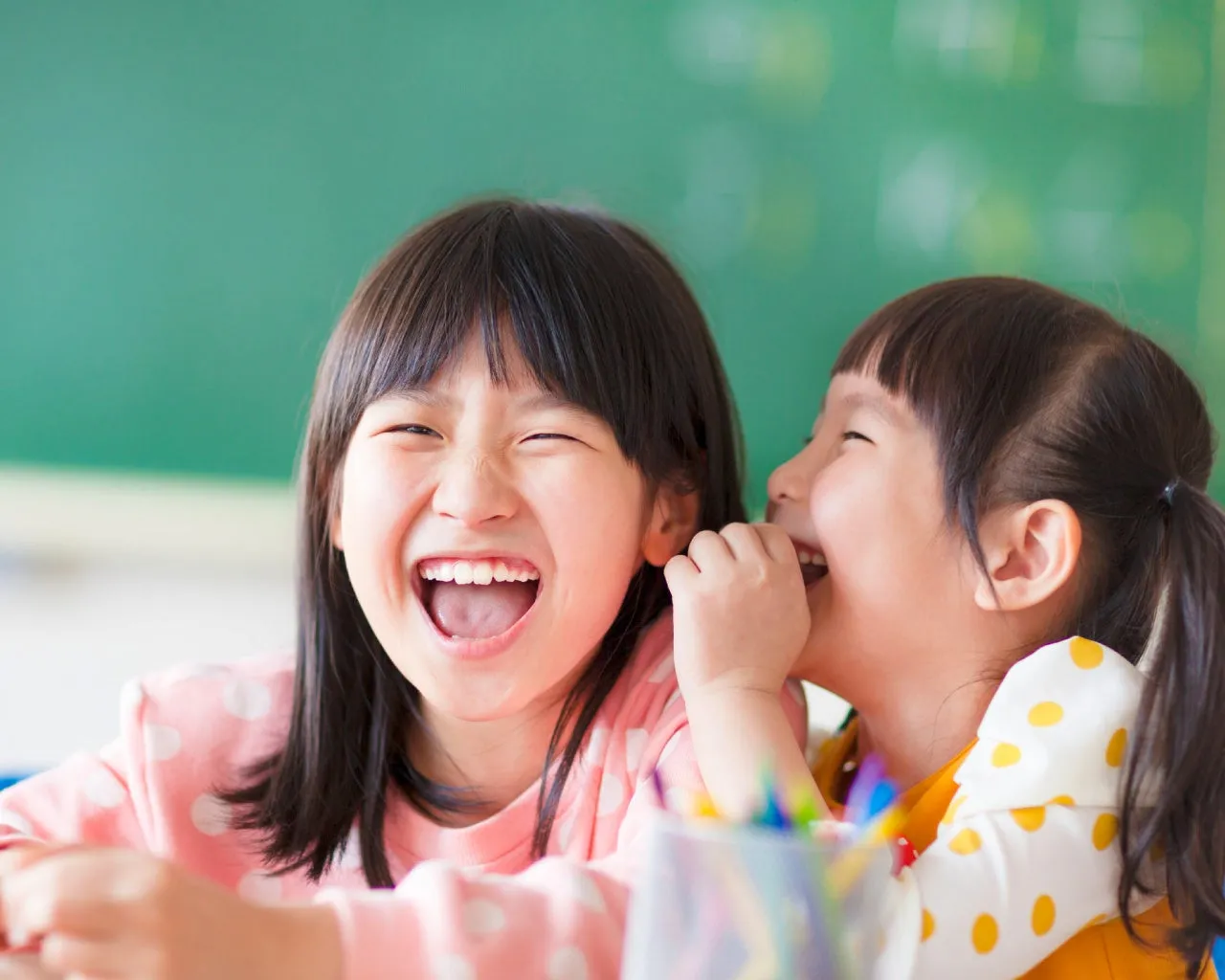 笑顔の二人の少女