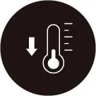 黒い円形の背景に、白い温度計と下向きの矢印が描かれたアイコンです。これは温度の下降や冷却、体温の低下といった状態を示唆しています。