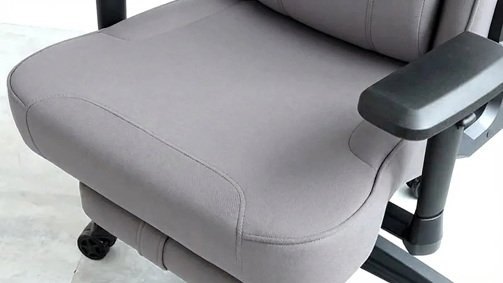 グレーのゲーミングチェアのクローズアップです。