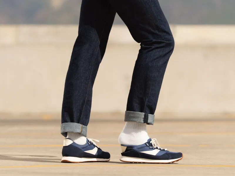 デニムと青白スニーカー