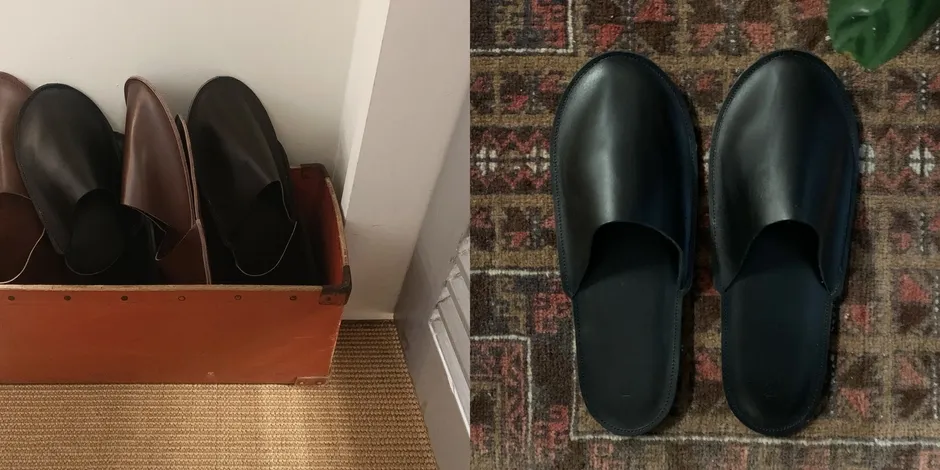 革のスリッパが、茶色いボックスに入れられ、敷物の上に置かれている様子。