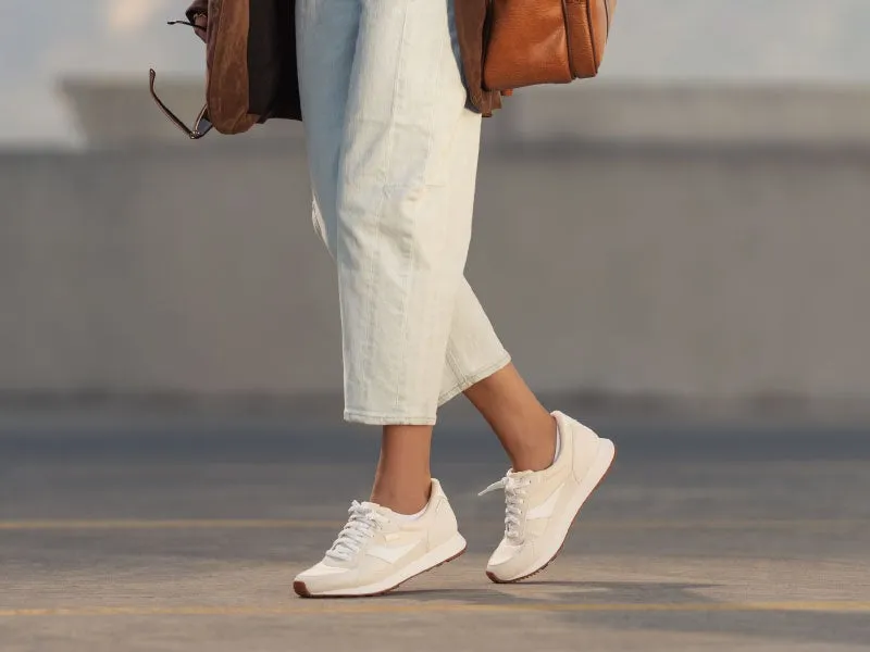 歩く女性の足元