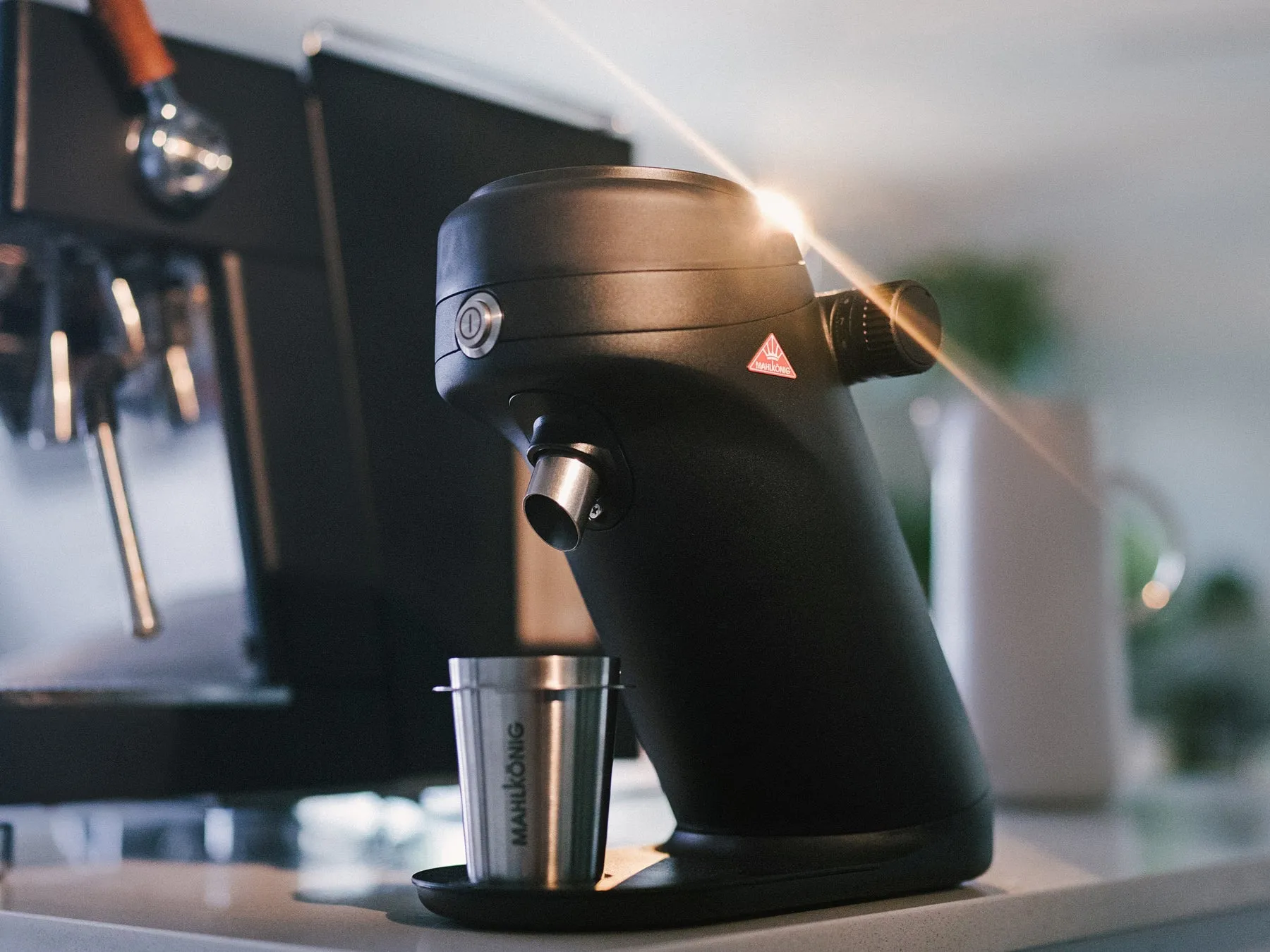 キッチンに置かれたコーヒーグラインダー