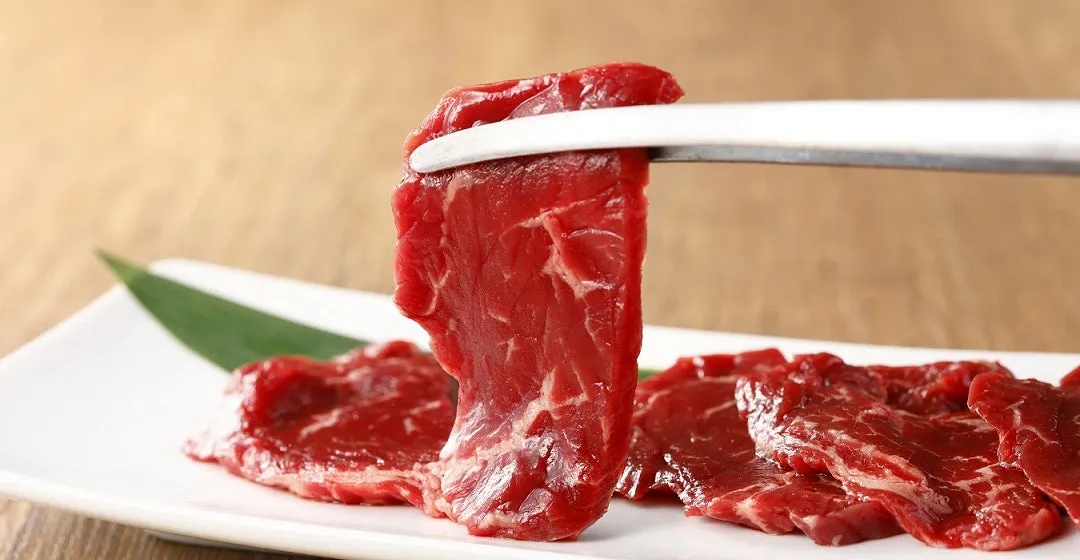 皿に盛られた焼肉の画像