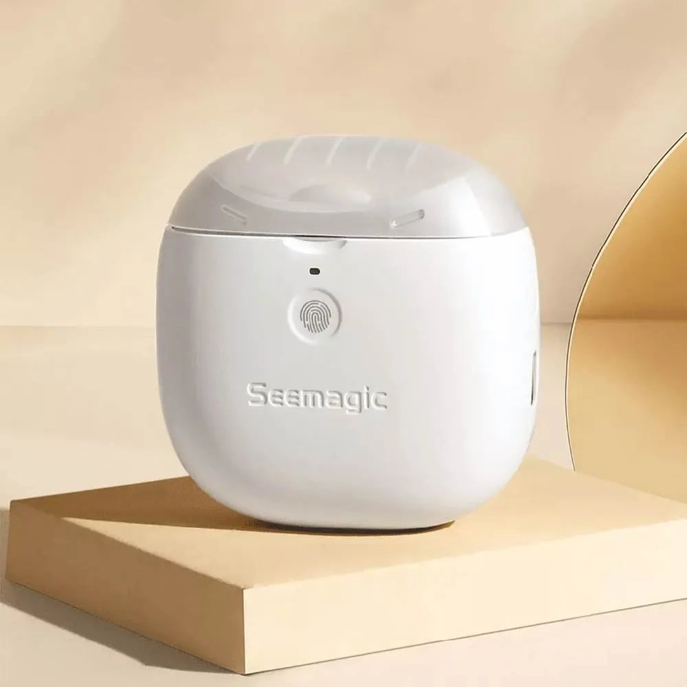 白い製品が置かれた写真。製品には「Seemagic」のロゴがあり、指紋認証のようなマークが付いています。製品は、ベージュ色の台の上に置かれています。