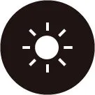 暗い円形の背景に、光を放つ太陽のような白いアイコンが描かれています。明るさや日光を象徴するデザインです。