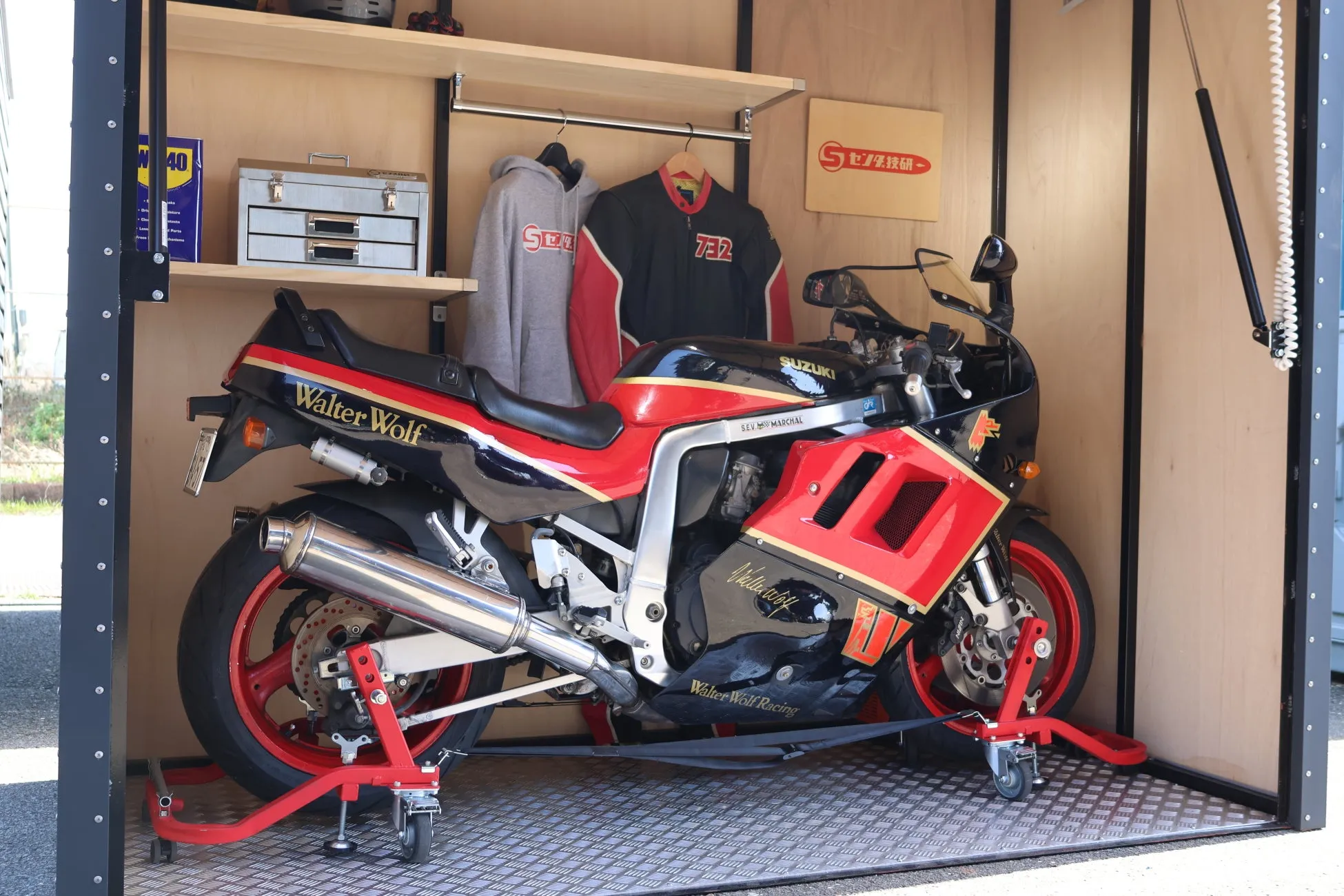 コンテナに収まったカスタムバイク