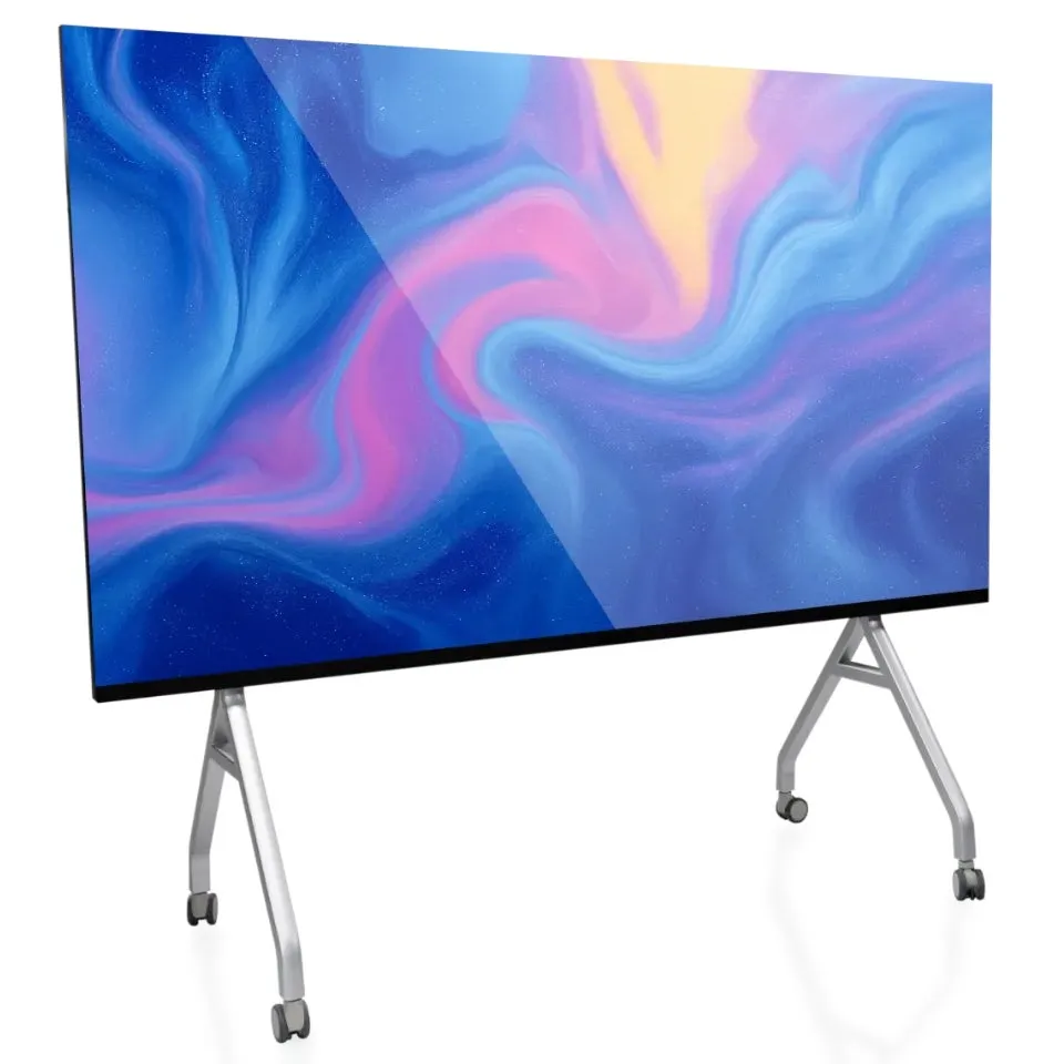 白い背景に、キャスター付きのスタンドに設置された大型ディスプレイが写っています。画面には青、ピンク、黄色の抽象的なグラフィックが映し出されており、現代的なオフィスや会議室に最適なデザインです。