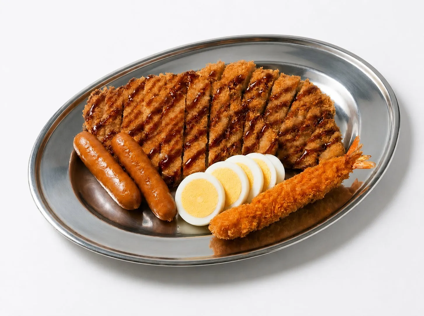 銀色の皿に盛り付けられた、とんかつ、ソーセージ、ゆで卵、エビフライの料理の写真です。