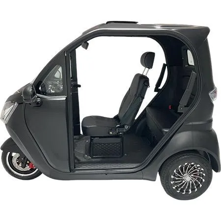 黒い三輪電気自動車の側面図。