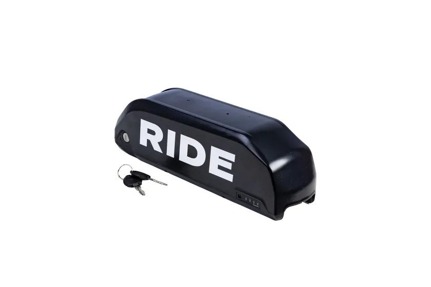 黒いケースと鍵が写った画像です。ケースには「RIDE」の文字が白く表示されています。