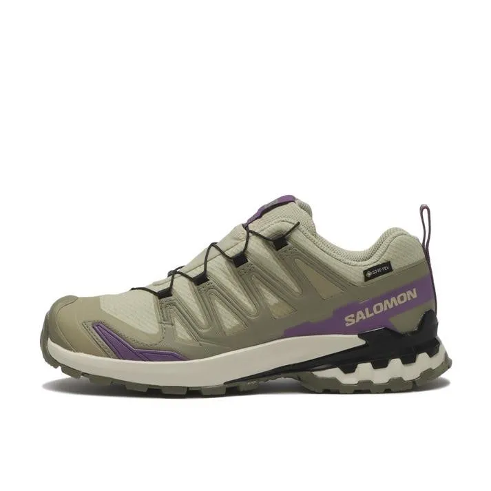 ベージュと紫色のSalomonのトレイルランニングシューズの画像です。