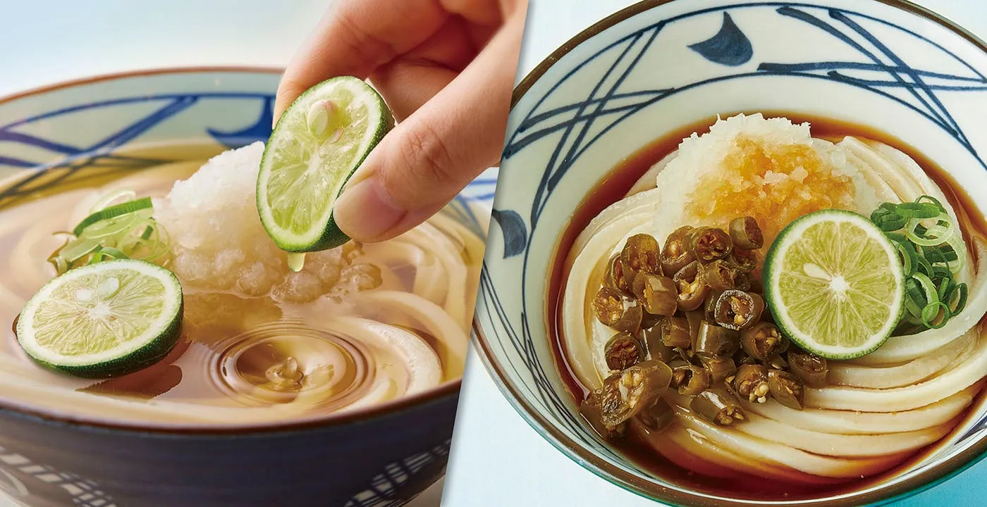 2種類のうどんの画像。片方は、すりおろした大根おろしとスライスしたカボスが乗ったうどんに、手でカボスを絞っている様子。もう片方は、刻み唐辛子とカボス、ネギが乗ったうどん。
