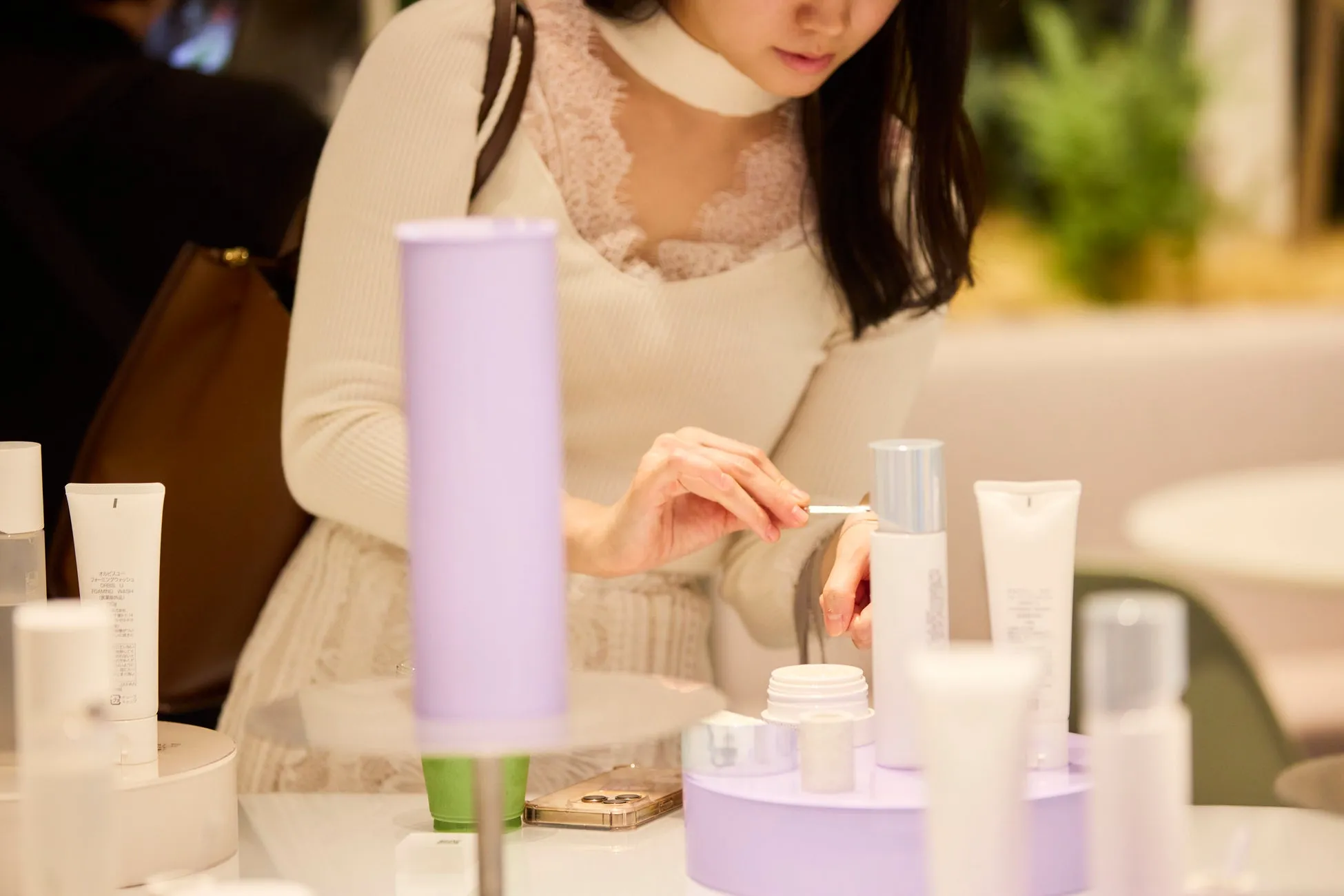 女性が化粧品を試している様子