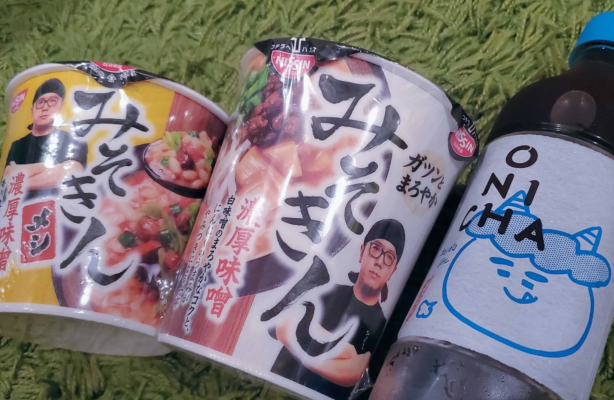 インスタントラーメンと飲み物の写真