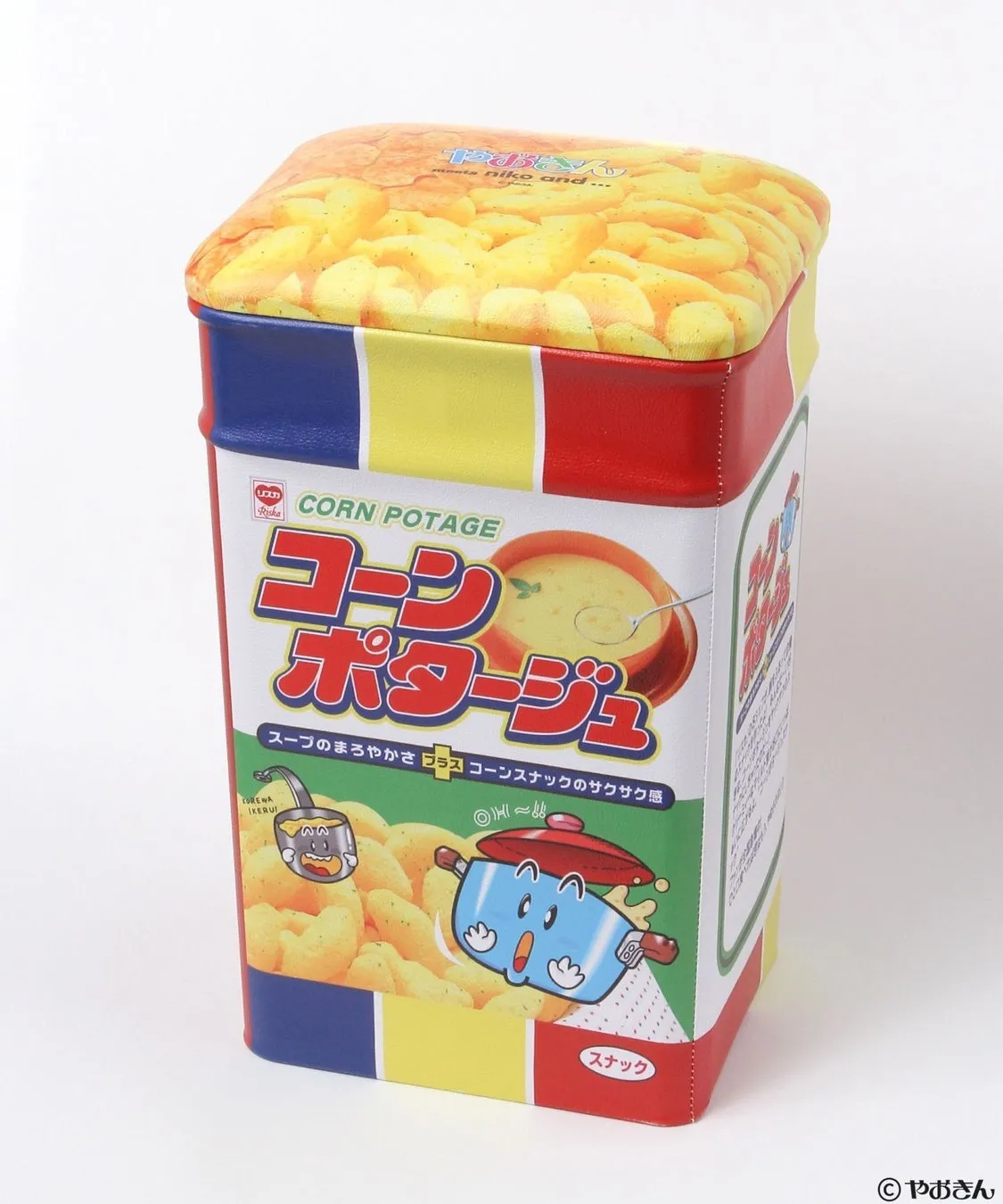 コーンポタージュのパッケージの画像です。パッケージは、四角い箱型で、コーンスナックが描かれています。上部にはコーンスナックが立体的に描かれており、側面にはコーンポタージュのスープのイラストや文字が書かれています。