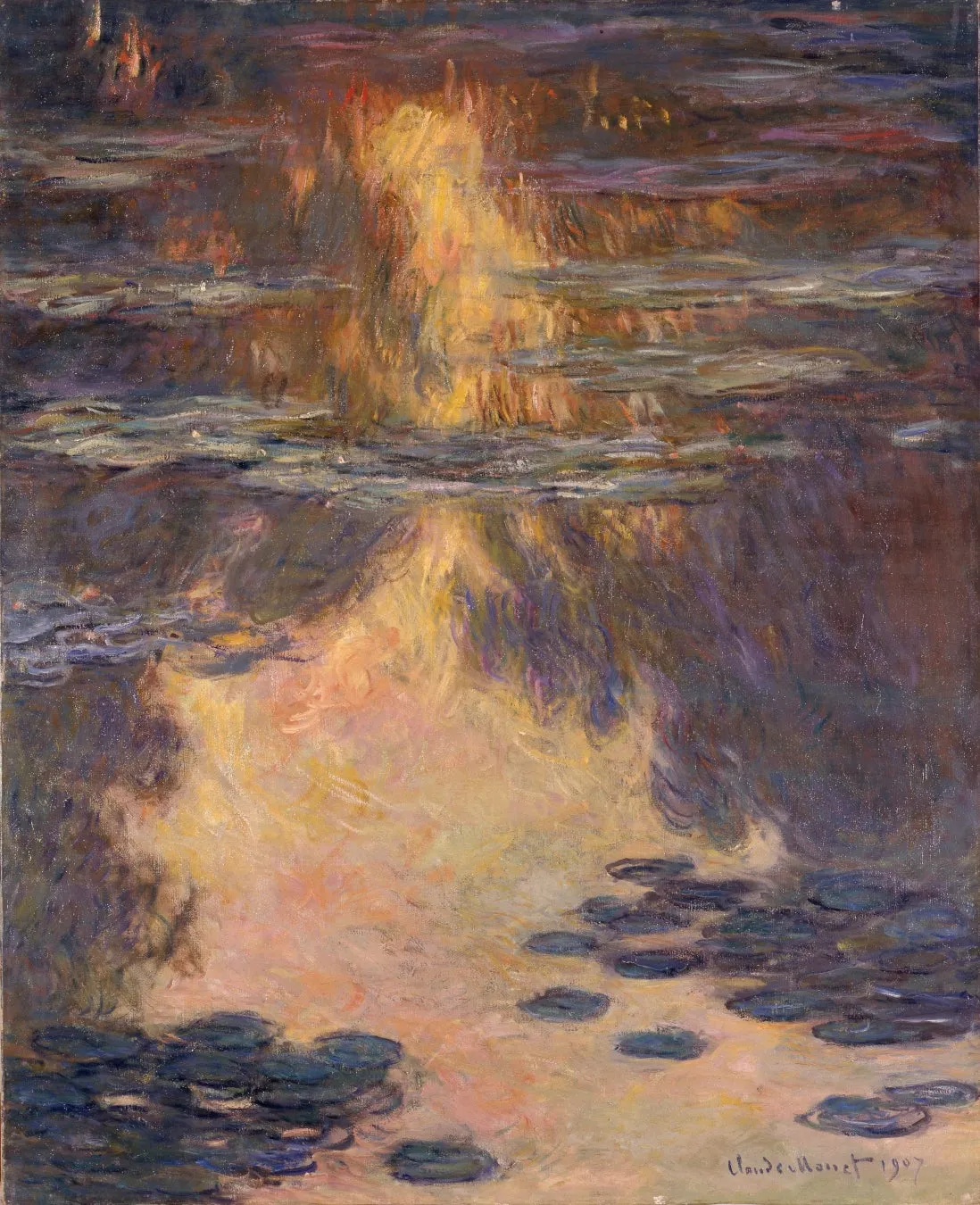 美術館で絵画を鑑賞する人々の様子