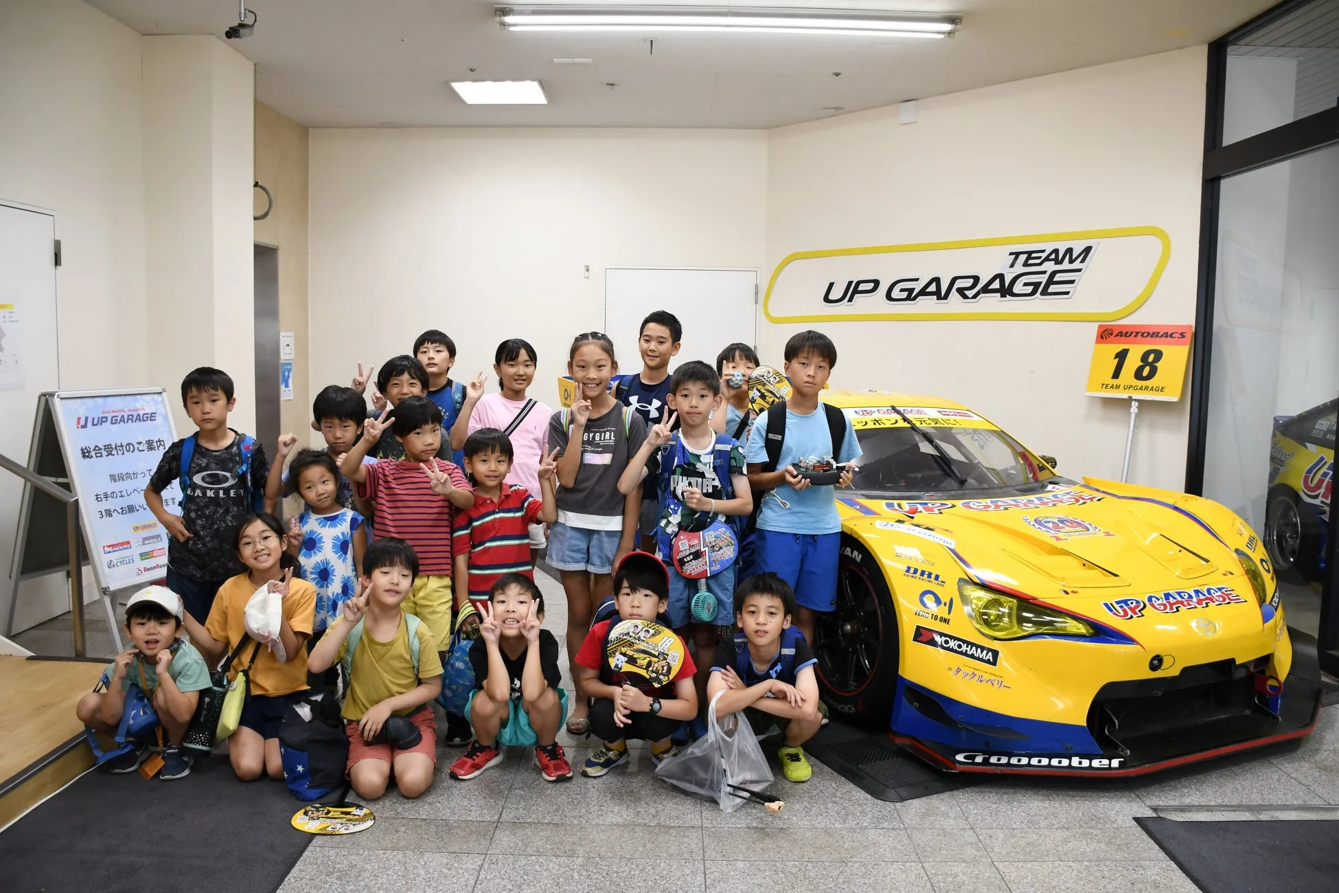 レーシングカーに乗車する子ども