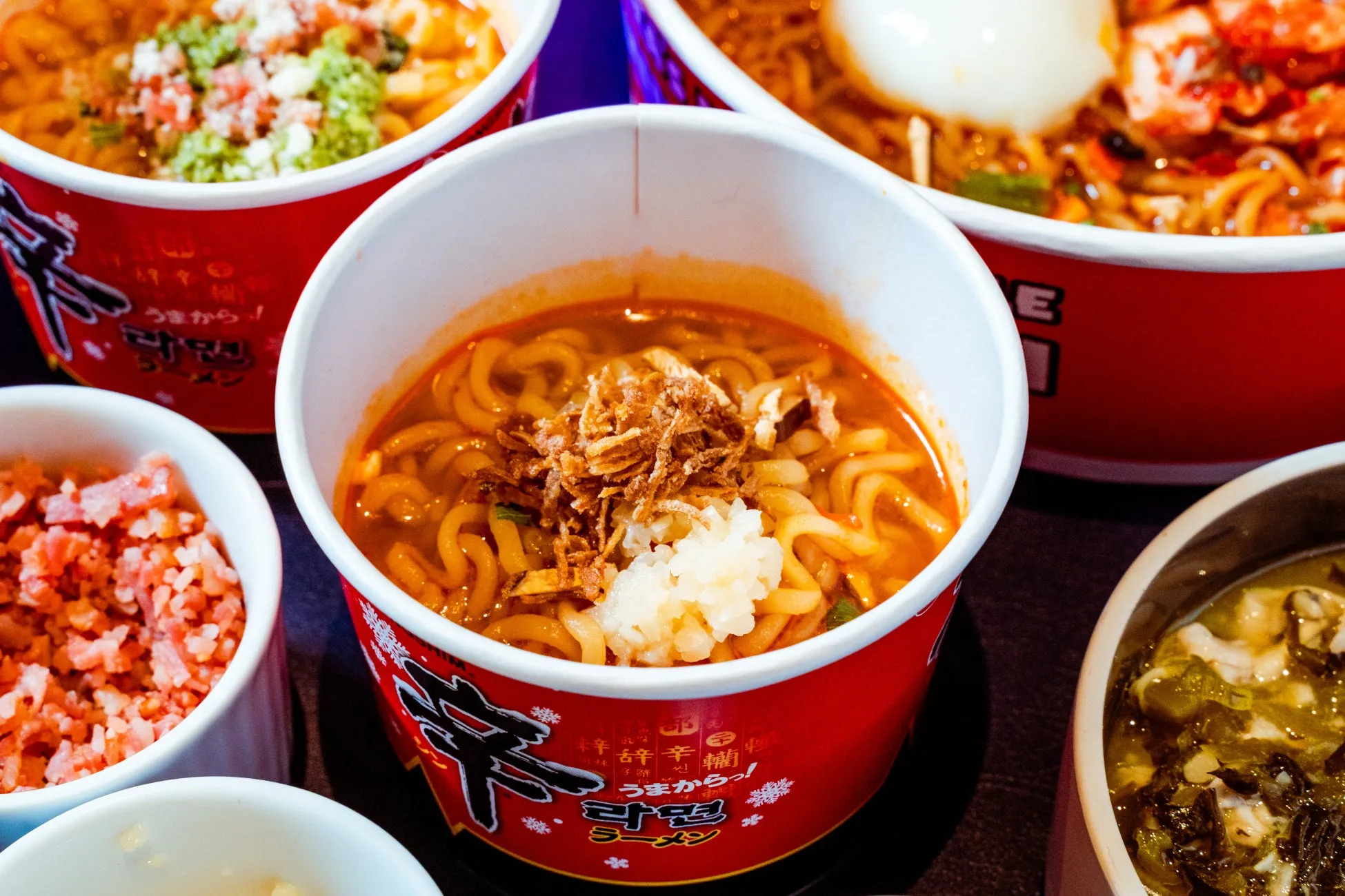 辛ラーメンのパッケージ、自動調理機と麺