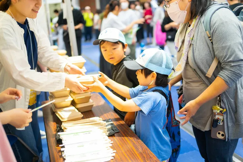 子どもたちが食事を受け取る様子