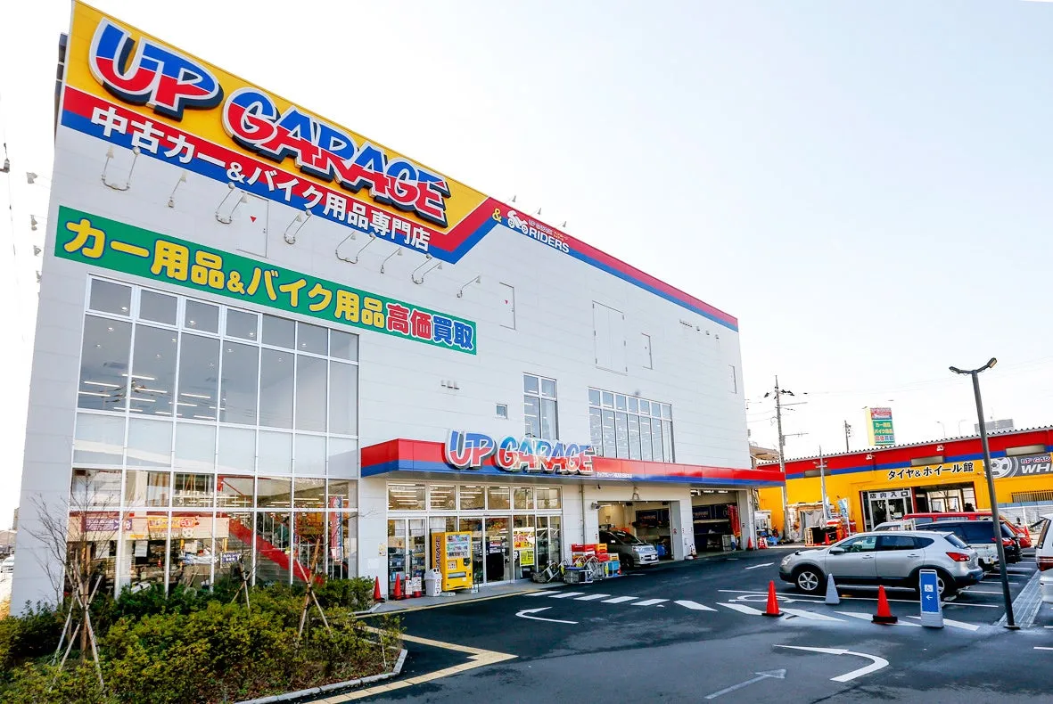 アップガレージ店舗とスタッフ