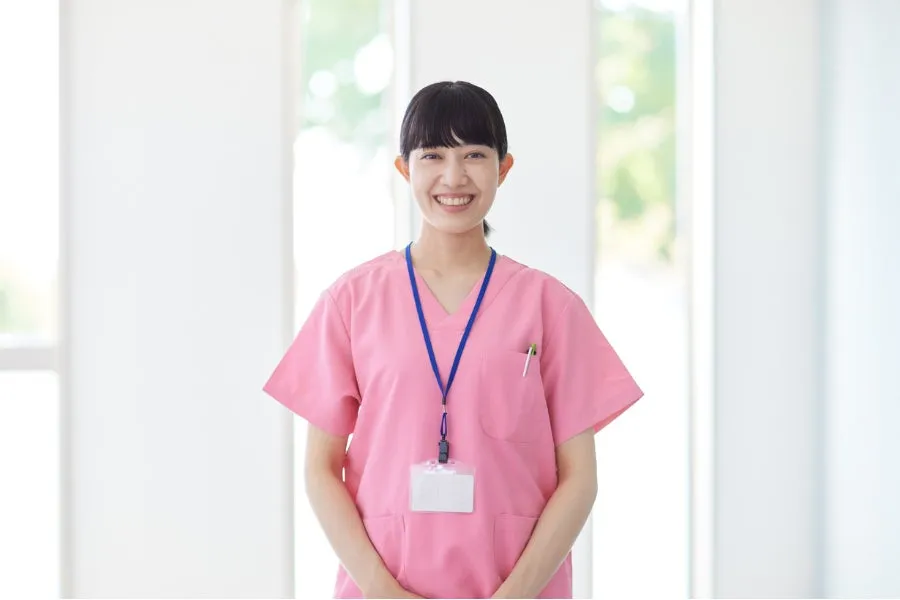 複数の専門職種が笑顔で協力し合うイメージ画像