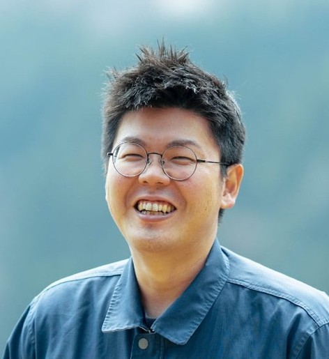 森本 真志 :銀行員から地域の頼れる土建屋さんへ 前職:銀行員(東京) 現在:建設業(小松組)→派遣事業所の事務局長(西粟倉事業協同組合) 「未経験から飛び込んだ理由と、あらゆる地域課題に直接挑む面白さ」
