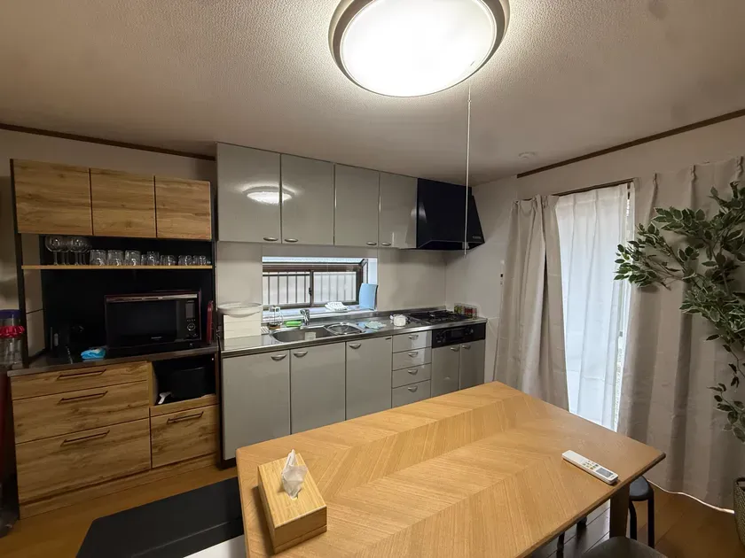 広々としたキッチンでは、料理を通じて交流が生まれることも。