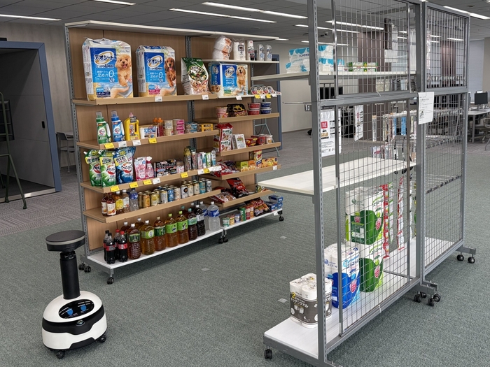 実証実験にてロボットが商品陳列棚を撮影する様子