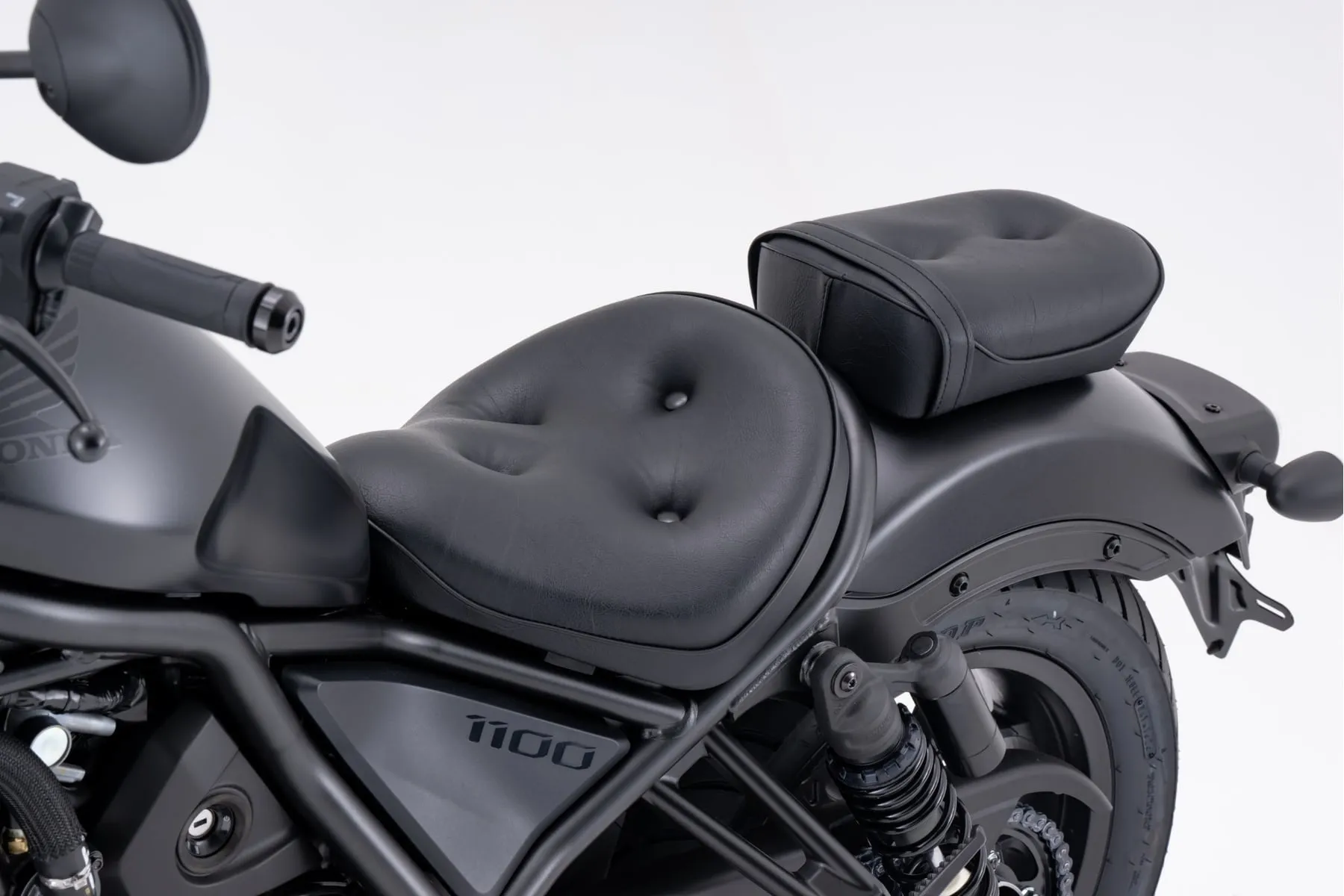 Rebel1100に装着されたシート全体の画像