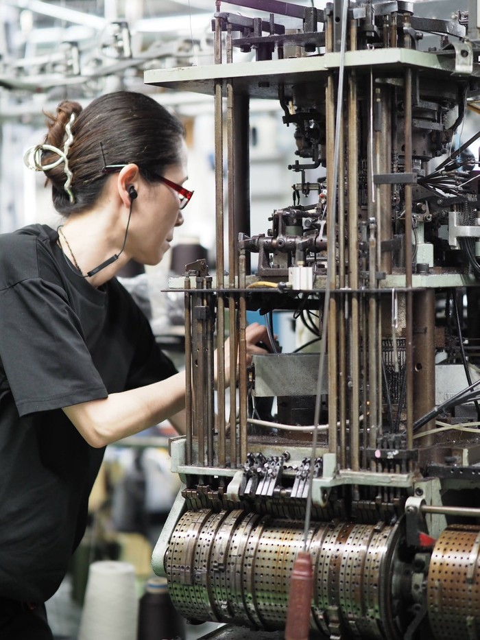 現在も現役で稼働するダブルシリンダー編機。職人が一台一台、状態を見ながら調整し、靴下を編み上げています。
