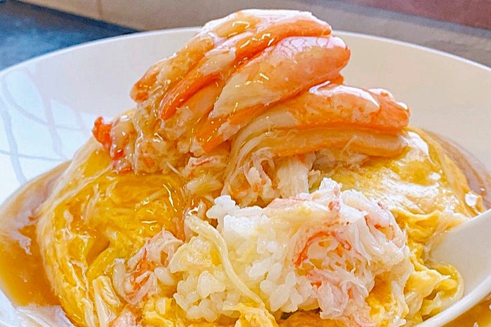 たっぷりのカニを使った天津飯（実際に提供されるメニューとは異なる可能性があります）