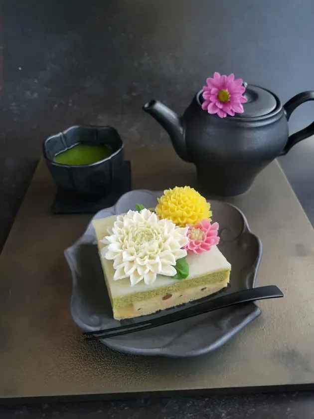 あんクリームで描かれた繊細な花々